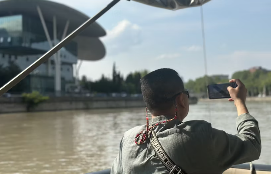 Mtkvari River sightseeing boat tour - Image 3